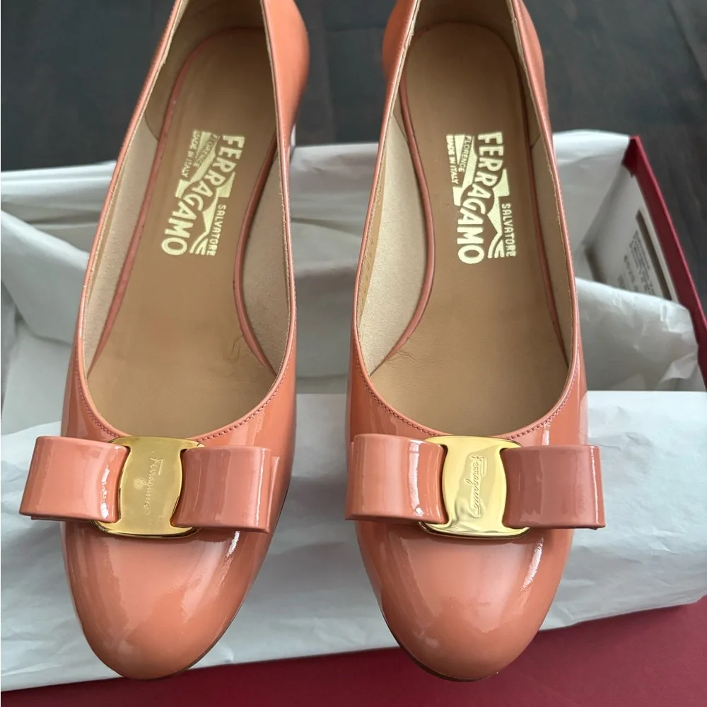 Salvatore Ferragamo Blush Nude Patent Leather Vara Bow Pumps - Picture 2 of 12